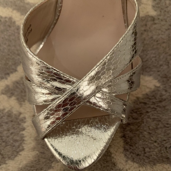 Silver Heels - Picture 3 of 3